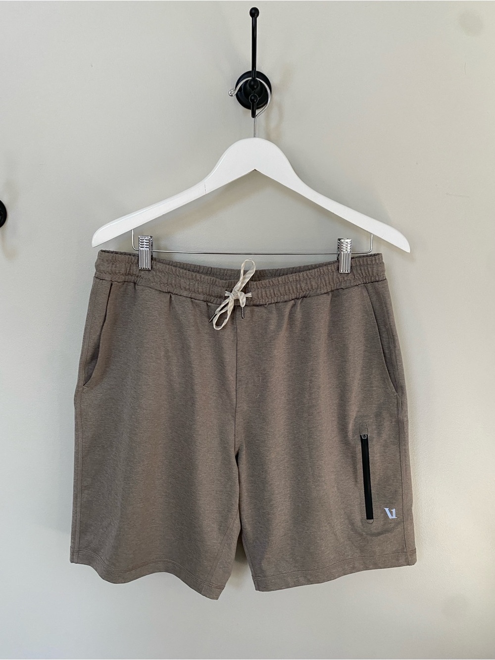 NWOT Vuori Sunday Performance Shorts 8 inch mocha SZ Large